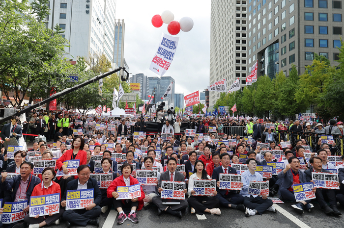 국민의힘, 세종대로에서 정부·여당 규탄 대회 (서울=연합뉴스) 류영석 기자 = 28일 서울 시청역 인근 세종대로에서 국민의힘 사법파괴 입법독재 국민 규탄대회가 열리고 있다. 2025.9.28 ondol@yna.co.kr (끝)