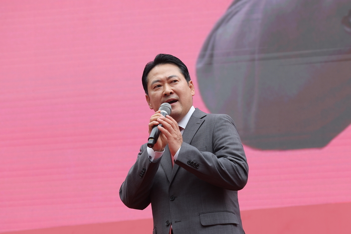 규탄대회서 발언하는 장동혁 대표 (서울=연합뉴스) 류영석 기자 = 국민의힘 장동혁 대표가 28일 서울 시청역 인근 세종대로에서 열린 사법파괴 입법독재 국민 규탄대회에서 대국민 연설을 하고 있다. 2025.9.28 ondol@yna.co.kr (끝)