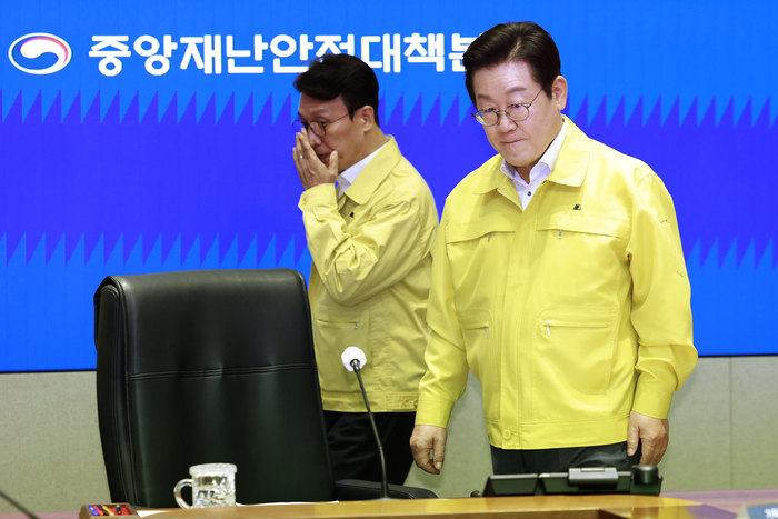 이재명 대통령, 국정자원 화재 관련 중대본 회의 주재     (서울=연합뉴스) 김도훈 기자 = 이재명 대통령이 28일 정부서울청사 중앙재난상황실에서 열린 국가정보자원관리원 화재 관련 중앙재난안전대책본부 회의에 입장하고 있다.     왼쪽은 김민석 국무총리. 2025.09.28 [대통령실통신사진기자단]     superdoo82@yna.co.kr (끝)