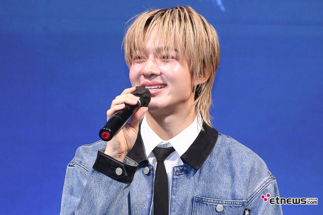[ET포토] 누뉴 차와린, '잠시 선보이는 노래 실력'