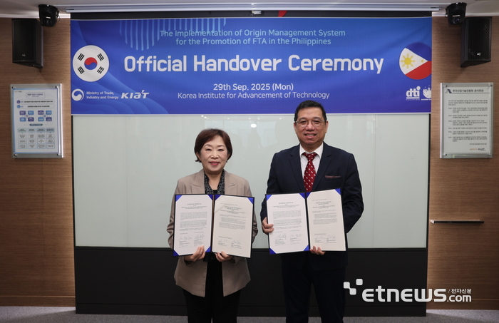 FTA통합플랫폼 인수인계 서명식 기념촬영사진. (왼쪽) 민병주 KIAT 원장. (오른쪽) 로돌포 세페리노 필리핀 통상자원부 차관. KIAT 제공
