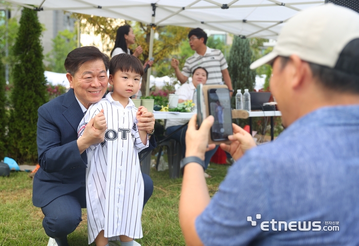 박승원 광명시장이 27일 일직동 새빛공원에서 열린 '2025 제2회 광명정원문화축제'에서 관람객과 기념 촬영했다.
