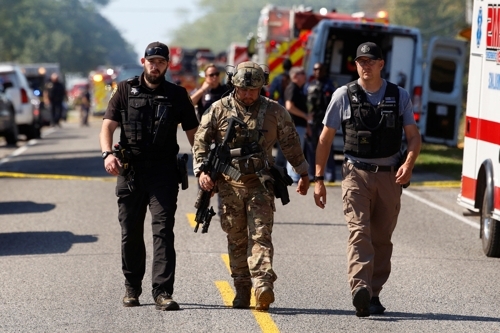 미국 미시간주 총격 사건 현장 주변에 배치된 요원들.〈사진=연합뉴스〉