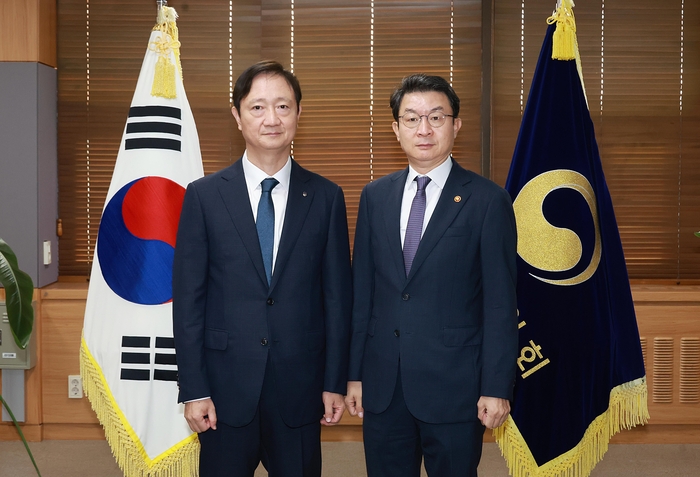 (오른쪽부터)이억원 금융위원장과 이찬진 금융감독원장이 29일 오전 서울 종로구 정부서울청사 금융위원장 접견실에서 금융행정과 감독의 쇄신을 위한 긴급 회동을 가졌다. 사진제공=금융위, 금감원 2025.9.29