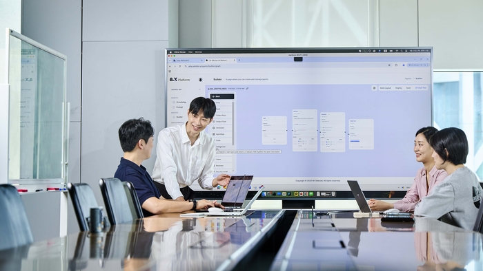 SKT 구성원들이 '에이닷 비즈'를 활용해 업무를 진행하고 있다.