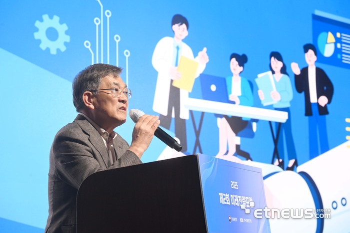 [포토] 제2회 미래전략포럼 축사하는 권오현 중장기전략위원회 위원장