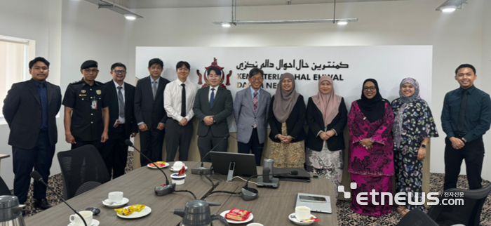 위니텍 관계자들이 부르나이 내무부를 방문해 부르나이 홍수관리 시스템 구축에 대한 협의하고 있다.