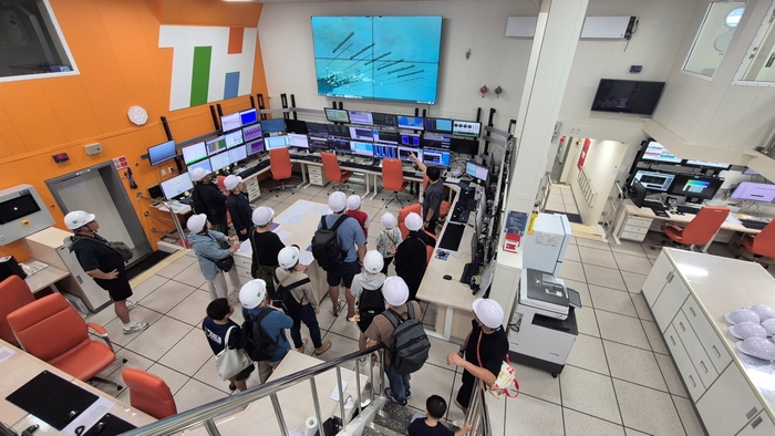 국민들이 함정공개 행사에서 탐해3호 사이언스랩을 살펴보고 있다.