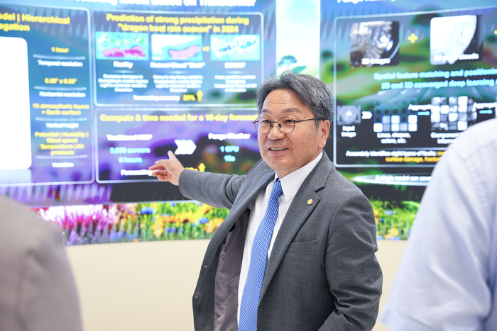 강기정 광주시장이 지난 27일 오전 중국 상하이 화웨이 렌추 후 연구개발센터를 방문해 홍보관을 둘러보고 있다.