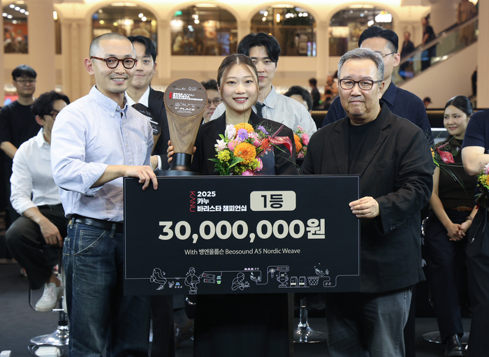 오른쪽부터 강성룡 동서식품 마케팅 상무, 김가은 바리스타, 작년 대회 우승자 최재영 바리스타