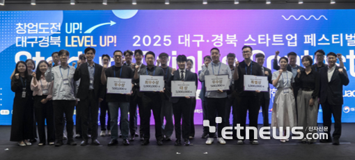 트윙클 콘테스트 수상자들이 기념촬영하고 있다.