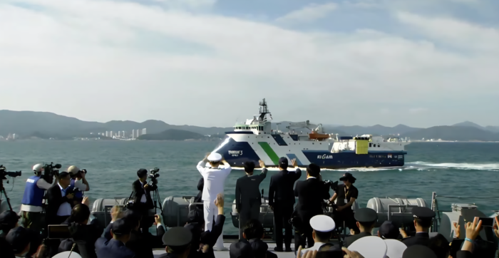 한국지질자원연구원 물리탐사연구선 탐해3호가 해군 창설 80주년 '2025 대한민국해군 관함식' 해상사열에 참가해 정조대왕함 지휘 아래 항진하고 있다.