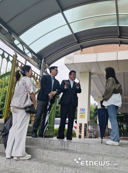 안명규 경기도의회 건설교통위원회 의원(오른쪽 두 번째)이 최근 파주 와석초 일대 교통안전시설과 교육 현안을 점검했다.
