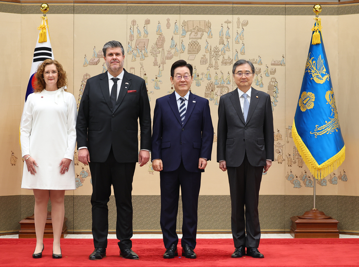 이재명 대통령, 주한 캐나다 대사 신임장 제정     (서울=연합뉴스) 김도훈 기자 = 이재명 대통령이 29일 용산 대통령실에서 열린 주한대사 신임장 제정식에서 필립 라포튠 주한캐나다대사로부터 신임장을 받은 뒤 기념 촬영을 하고 있다.      왼쪽부터 배우자 샹탈 마르코 여사, 라포튠 대사, 이재명 대통령, 조현 외교부 장관. 2025.9.29     superdoo82@yna.co.kr (끝)