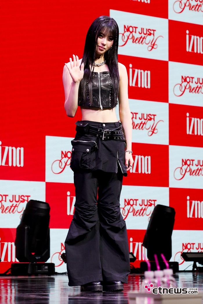 [ET포토] 이즈나 코코, '상의는 핏하게 하의는 퍼지게'