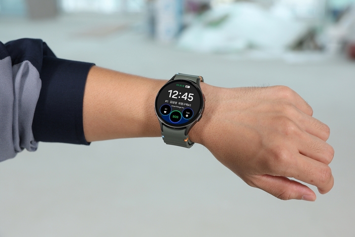 삼성전자 모델이 '스마트싱스 프로 안전 관리 솔루션(SmartThings Pro for Safety)'이 적용된 '갤럭시 워치' 알림을 확인하고 있다.