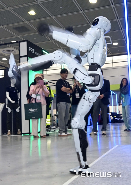 [포토] 발차기하는 휴머노이드 로봇
