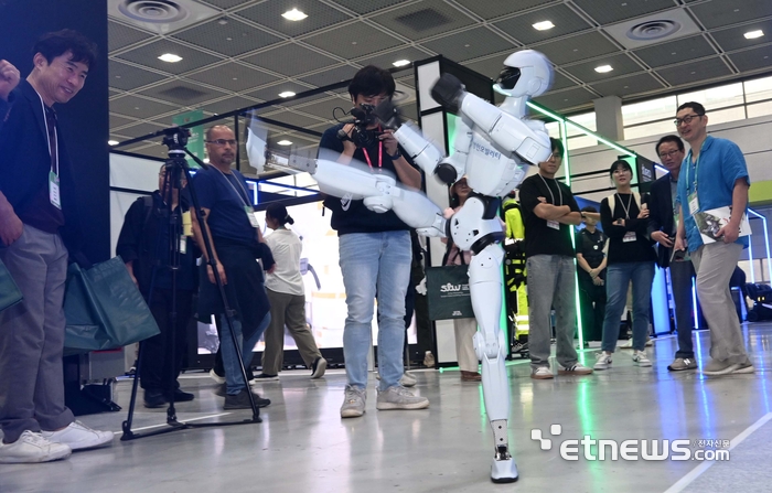 [포토] 휴머노이드 로봇의 발차기