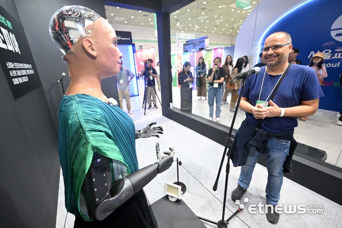 [포토] 소피아와 대화하는 관람객