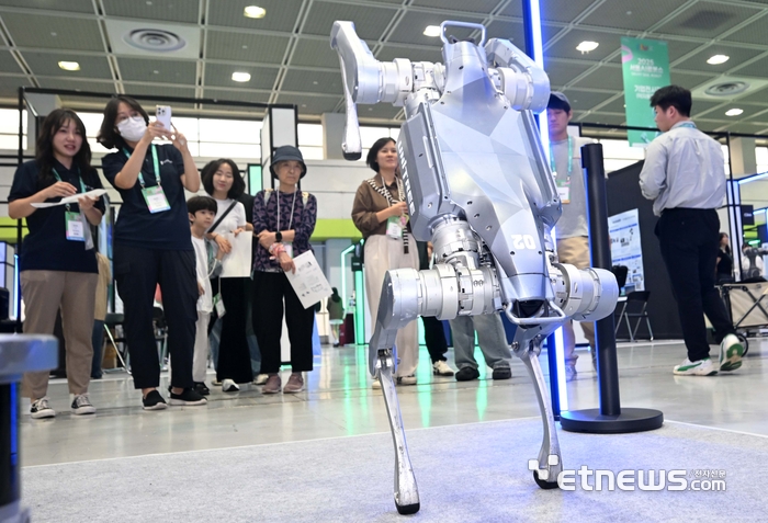 [포토] 물구나무서는 사족보행 로봇