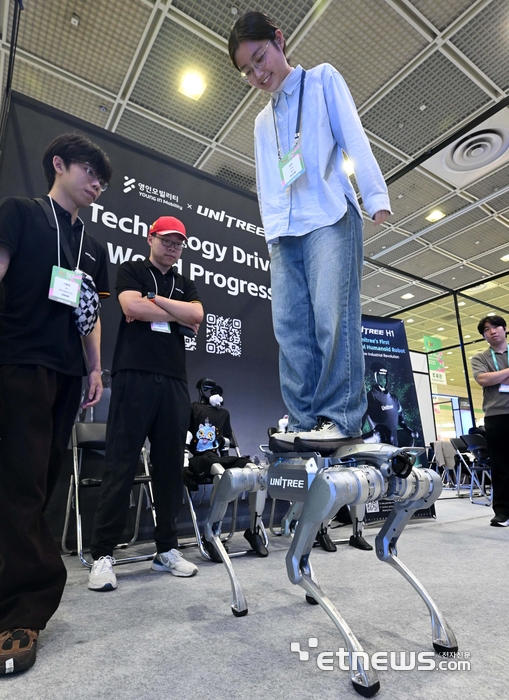 [포토] 로봇 위에 올라가도 끄떡 없어요