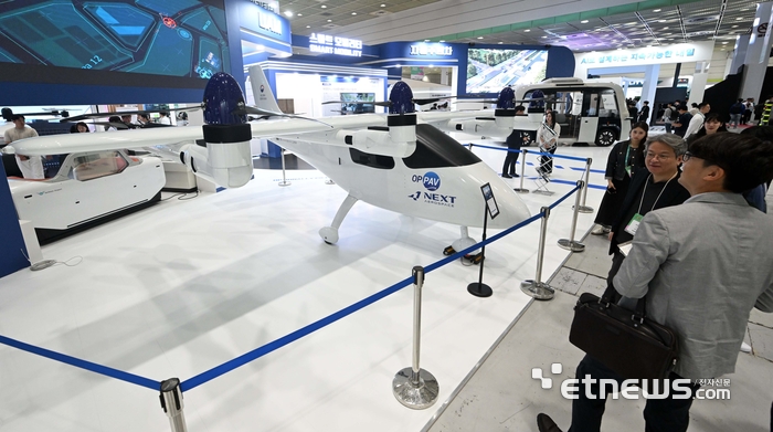 서울특별시가와 위고가 주최하고 서울AI재단이 주관한 '스마트라이프위크 2025'가 '사람을 위한 AI, 미래를 여는 스마트시티'를 주제로 30일 서울 강남구 코엑스에서 사흘간 열렸다. 스마트모빌리티 부스에서 관람객이 유무인겸용 수직이착륙기를 살펴보고 있다. 김민수기자 mskim@etnews.com