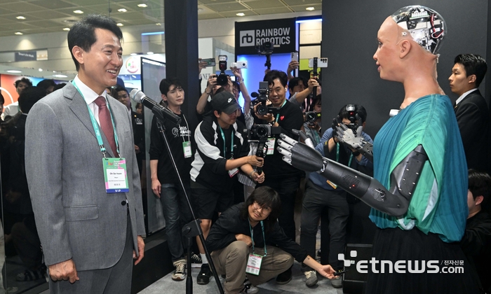 [포토] 소피아와 대화하는 오세훈 시장