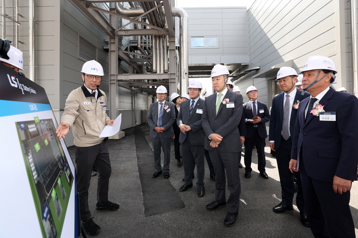 구자은 LS 회장(오른쪽 세 번째부터 오른쪽으로), 김관영 전북도지사, 강임준 군산시장이 30일 전북 군산 새만금국가산업단지에서 열린 LLBS 준공식에서 김한길 LLBS 생산부문장으로부터 공장에 대한 설명을 듣고 있다. 〈사진 LS그룹 제공〉