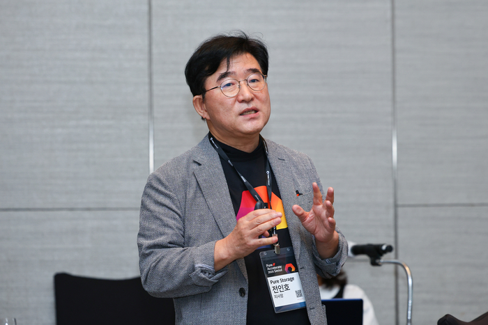 전인호 퓨어스토리지코리아 지사장이 30일 오전 서울 송파구 시그니엘 서울에서 열린 '퓨어 액셀러레이트 2025' 기자간담회에서 퓨어스토리지 혁신에 대해 설명하고 있다. (퓨어스토리지코리아 제공)