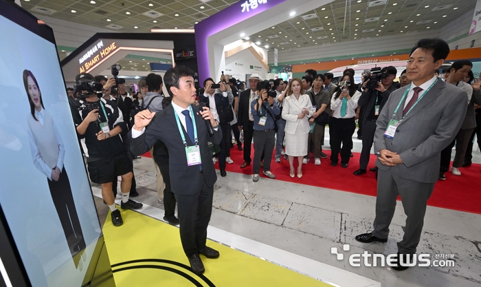 [포토] AI은행원 설명 듣는 오세훈 시장