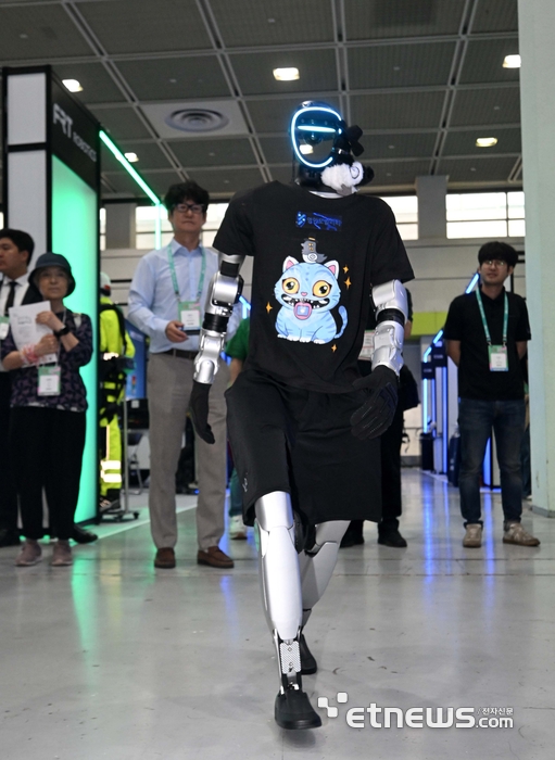 [포토] '케데헌' 티셔츠 입고 워킹