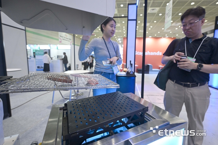 [포토] AI 그릴 로봇, 고기 굽기