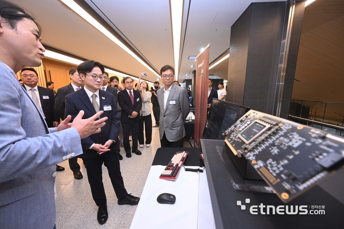 [포토] 퓨리오사의 AI 반도체