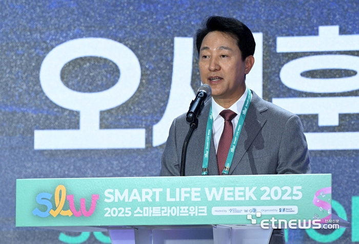 서울특별시가와 위고가 주최하고 서울AI재단이 주관한 '스마트라이프위크 2025'가 '사람을 위한 AI, 미래를 여는 스마트시티'를 주제로 30일 서울 강남구 코엑스에서 사흘간 열렸다. 개막식 행사에서 오세훈 서울시장이 개회사를 하고 있다.
 김민수기자 mskim@etnews.com
