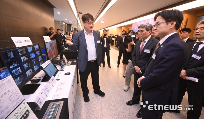 [포토] 딥엑스 AI 반도체 살펴보는 김정관 산업부 장관