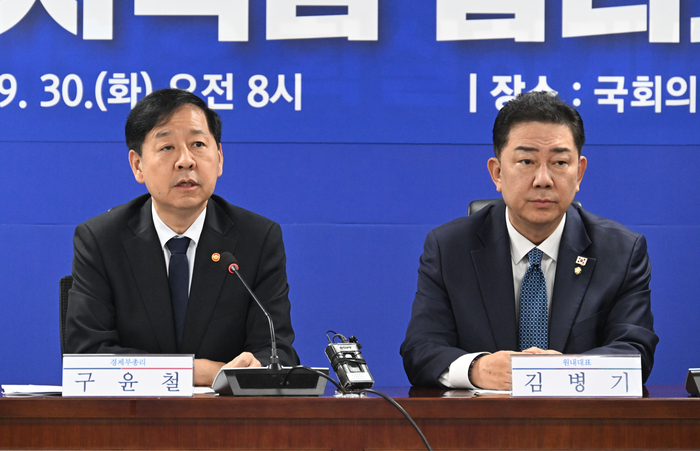 구윤철 부총리(왼쪽)와 김병기 더불어민주당 원내대표가 30일 당정협의회를 열고 경제형벌 합리화 1차 방안을 발표하고 있다.[기재부 제공]