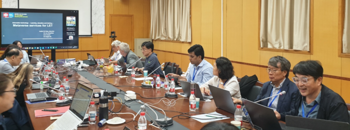 강종진 울산문화산업개발원장(오른쪽 첫번째)이 'LET 국제표준화 합동회의 43차 총회에서 '메타버스 환경에서 학습자 행동을 위한 프레임워크와 참조모델'을 표준화 의제로 제안하고 있다.