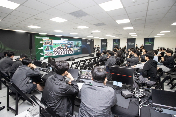 '2025 자율주행 챌린지' 2차 대회 예선 참가 대학생이 가상도로 환경에서 자율주행 미션을 수행하고 있다.