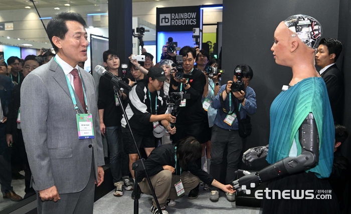 [포토] 오세훈 시장, 휴머노이드 로봇 소피아와 대화