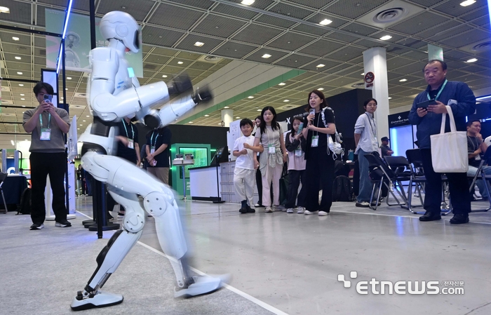 [포토] 복싱 자세 취하는 휴머노이드 로봇