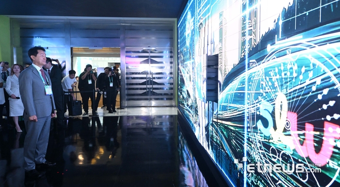 [포토] 미디어 파사드 보는 오세훈 시장