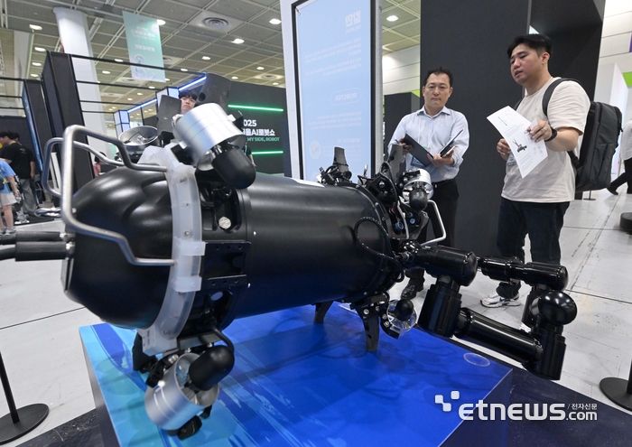 [포토] 수중로봇 살펴보는 관람객