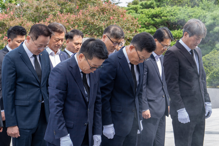 손재일 한화에어로스페이스·한화시스템 대표(좌측 두번째)와 어성철 한화오션 특수선사업부장(좌측 첫번째)이 임직원들과 함께 29일 국립서울현충원에서 참배하고 있다. 한화에어로스페이스