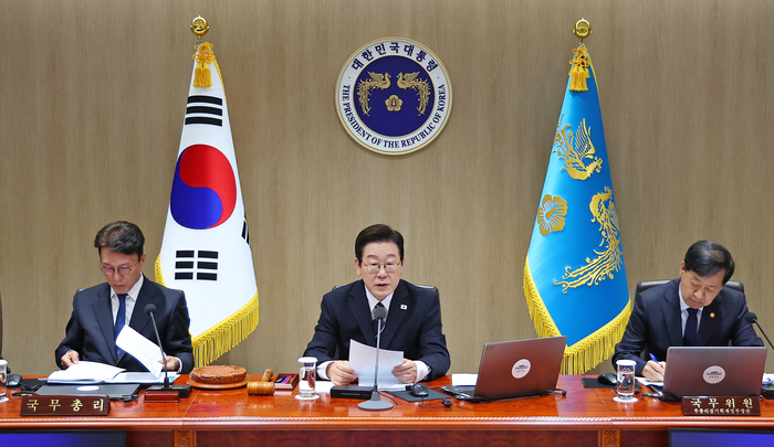 국무회의 주재하는 이재명 대통령     (서울=연합뉴스) 김도훈 기자 = 이재명 대통령이 30일 용산 대통령실에서 열린 제44회 국무회의를 주재하고 있다. 2025.9.30     superdoo82@yna.co.kr (끝)