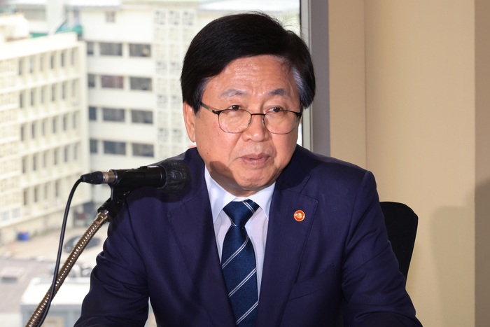 거점국립대 총장들 만난 최교진 부총리     (서울=연합뉴스) 최재구 기자 = 최교진 부총리 겸 교육부 장관이 30일 서울 포시즌스 호텔에서 열린 '국가 균형성장을 위한 지방대학 육성' 거점 국립대 총장 간담회에서 인사말을 하고 있다. 2025.9.30     jjaeck9@yna.co.kr (끝)