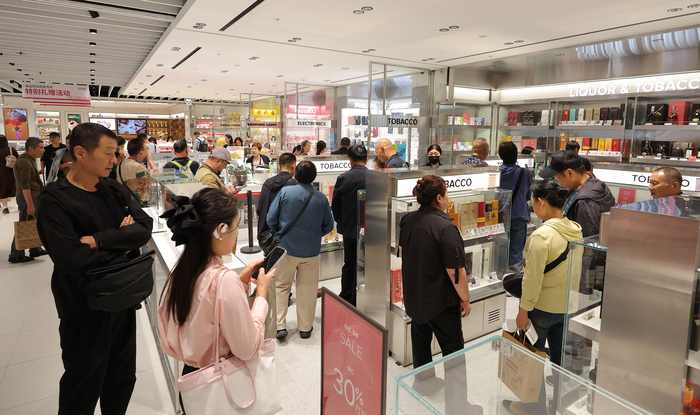 면세점 찾은 중국인 관광객들 〈사진=연합뉴스〉