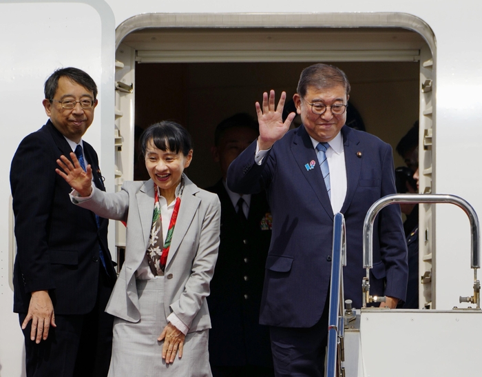 부산으로 출발하는 이시바 총리 부부     (도쿄 교도=연합뉴스) 이시바 시게루 총리와 부인 요시코 여사가 30일 도쿄 하네다공항에서 부산으로 떠나기 전 손을 흔들고 있다. 2025.9.30     photo@yna.co.kr (끝)