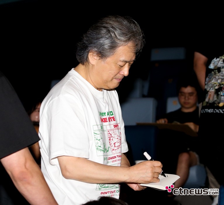 [ET포토] 박찬욱, '사인은 정성으로~'