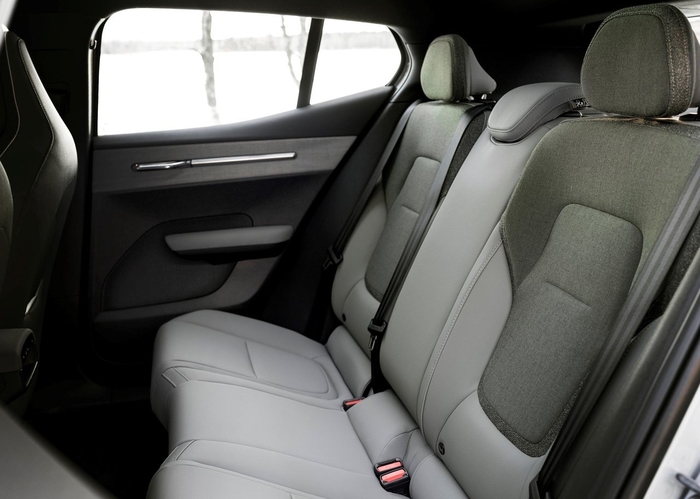 볼보 EX30 크로스컨트리 2열 시트