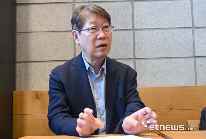 김진오 한국AI·로봇산업협회장이 전자신문과 인터뷰를 하고 있다. 김민수기자 mskim@etnews.com